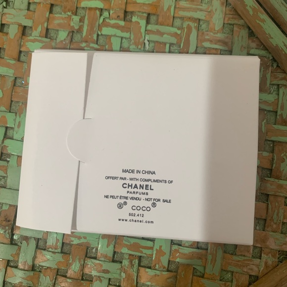 - Brand New Chanel Beauty Coco Mademoiselle Gold Hair Clips - Picture 5 of 5